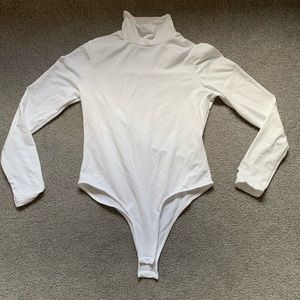 ⚫️ white turtleneck bodysuit